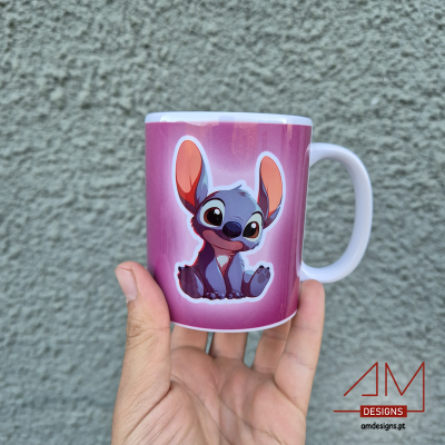 Caneca branca com desenho de personagem azul e orelhas cor de rosa num fundo roxo