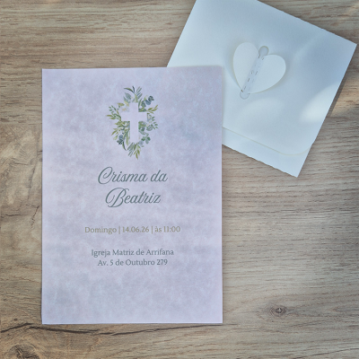 Convite para Crisma da Beatriz com envelope branco em mesa de madeira clara