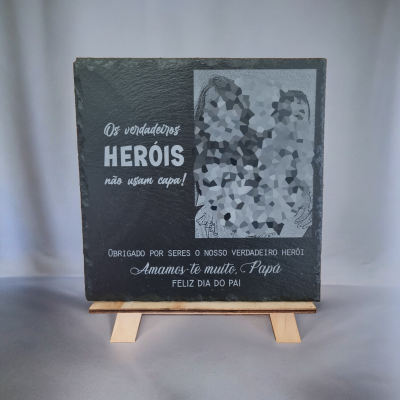 Placa preta com mensagem para o Dia do Pai e espaço para foto num cavalete de madeira
