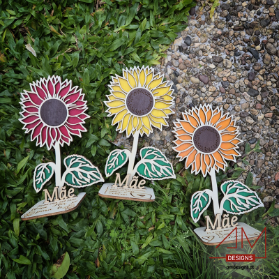 Três girassóis decorativos de madeira coloridos com a palavra Mãe na base
