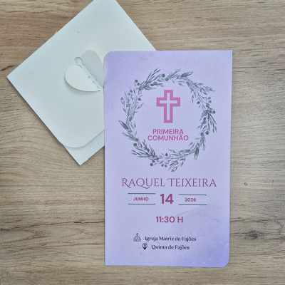 Convite cor-de-rosa para primeira comunhão com cruz e envelope branco em madeira clara