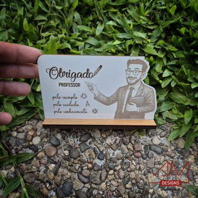 Placa acrílica branca agradecimento professor sobre base de madeira