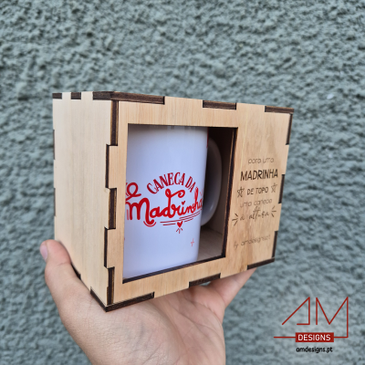 Caneca branca com texto vermelho dentro de caixa de madeira clara gravada com mensagem para madrinha