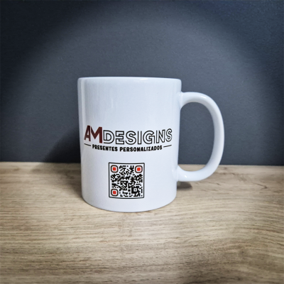 Caneca branca com texto e código QR