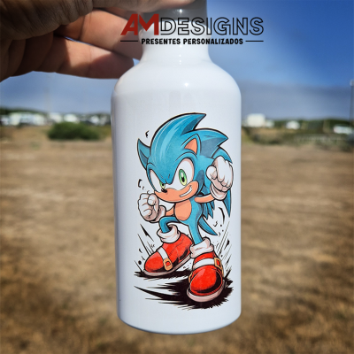 garrafa branca de metal com desenho do Sonic em fundo ao ar livre