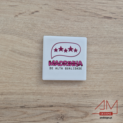 Quadrado branco em madeira com texto 'MADRINHA DE ALTA QUALIDADE' e cinco estrelas