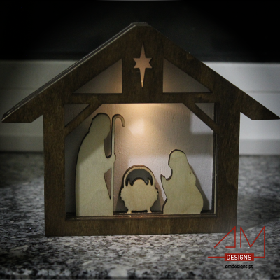 Presépio decorativo em madeira com figuras recortadas e iluminação