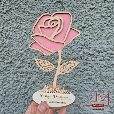 Fiador decorativo em forma de flor rosa com mensagem para madrinha, madeira sobre parede cinzenta