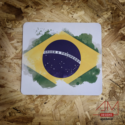 Quadrado branco com imagem da bandeira do Brasil sobre fundo de madeira