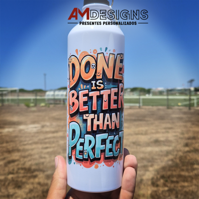 Garrafa metálica branca com texto colorido ao ar livre