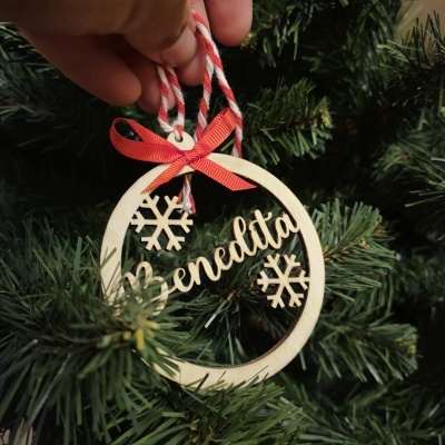 Ornamento de Natal redondo em madeira com texto Benedita e flocos de neve