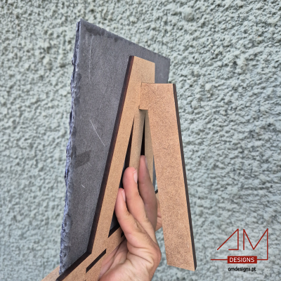 Placa triangular em cortiça com suporte e logótipo 4M DESIGNS