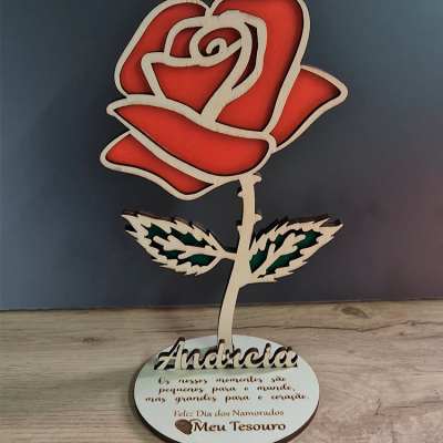 Objeto decorativo em madeira com rosa vermelha e base com texto gravado para Dia dos Namorados