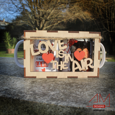Caixa decorativa em madeira com texto 3D 'LOVE IS IN THE AIR', fotos e corações vermelhos