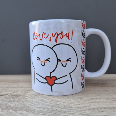 Caneca branca em cerâmica com desenho de duas figuras a abraçar um coração e texto love, you!
