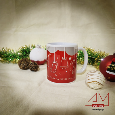 Caneca de Natal branca e vermelha com ilustrações festivas e texto sobre superfície bege com decoração natalícia.