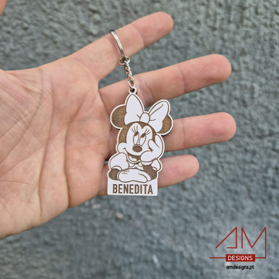 Chaveiro de madeira com desenho da Minnie Mouse e o nome BENEDITA