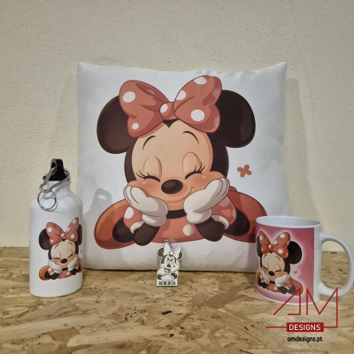 Almofada, garrafa e caneca com estampa da Minnie Mouse com laço vermelho e pontos brancos