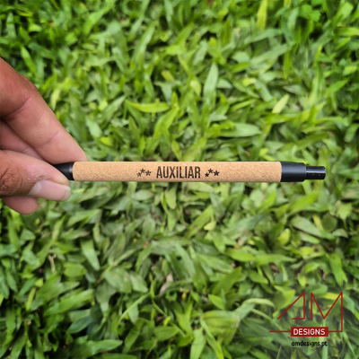 Caneta preta com revestimento em cortiça e texto 'AUXILIAR'