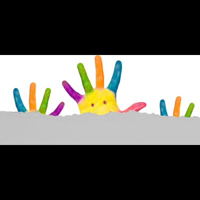 Mãos coloridas pintadas aparecendo por trás de papel rasgado cinzento