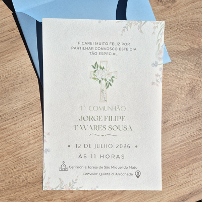 Convite para 1ª comunhão com cruz floral e texto impresso em papel branco com envelope azul