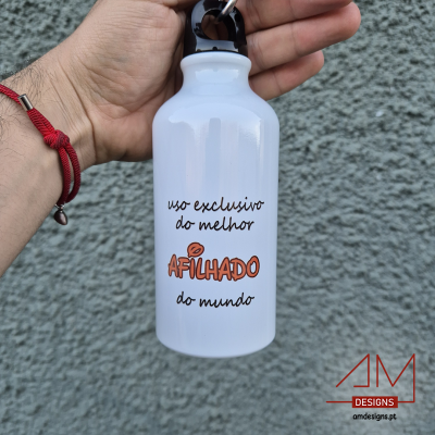 Garrafa metálica branca com texto 'uso exclusivo do melhor AFIHLADO do mundo'