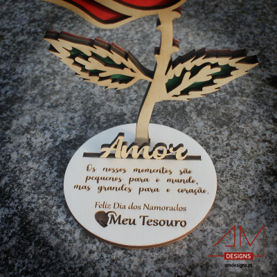 Objeto decorativo em madeira com mensagem de Dia dos Namorados e ramo com folhas