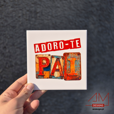 Placa branca com texto colorido 'ADORO-TE PAI' segurada por uma mão contra fundo escuro