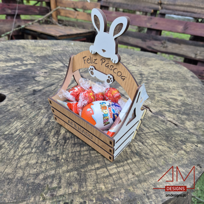 Cesto de madeira decorativo com coelho e texto Feliz Páscoa contendo bombons de chocolate