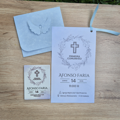 Convite e lembrança para primeira comunhão com envelope azul e decoração de borboleta