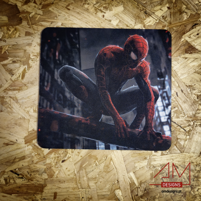 Tapete com imagem do Homem-Aranha em traje preto e vermelho sobre superfície de madeira OSB