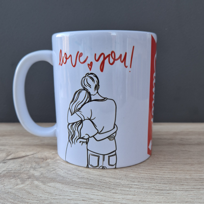 Caneca branca com ilustração de casal abraçado e texto LOVE YOU!