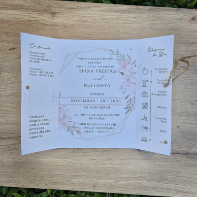 Convite de casamento branco com flores e texto em português