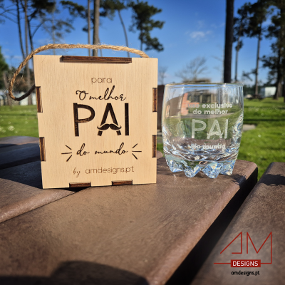 Caixa de madeira e copo de vidro com texto para o melhor pai do mundo, ao ar livre