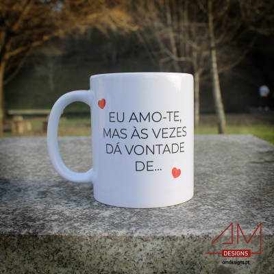 Caneca branca com texto e corações vermelhos