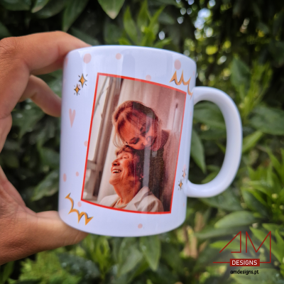Caneca branca com foto de duas mulheres sorrindo e design gráfico colorido