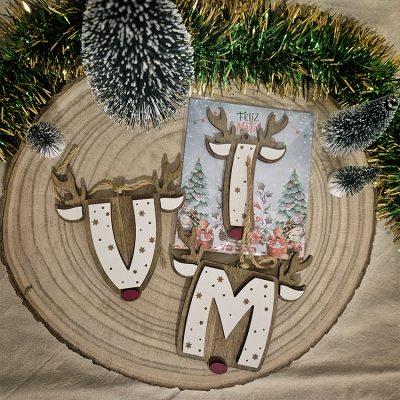 Enfeites de Natal em forma de renas com letras V, I e M em madeira