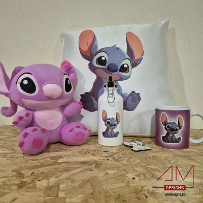 Conjunto de almofada, peluche, garrafa, caneca e pêndulo com personagem Stitch desenhado.