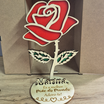 Escultura em madeira com rosa vermelha e base com texto personalizado para mãe