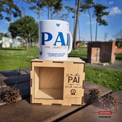 Caneca branca com texto para pai sobre caixa de madeira gravada ao ar livre