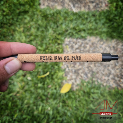 Caneta com corpo de cortiça e texto 'FELIZ DIA DA MÃE'