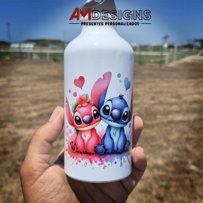 Garrafa branca de alumínio com personagens Stitch e Angel coloridos e texto AMDESIGNS PRESENTES PERSONALIZADOS