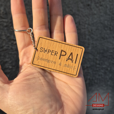 Porta-chaves retangular de madeira com texto gravado 