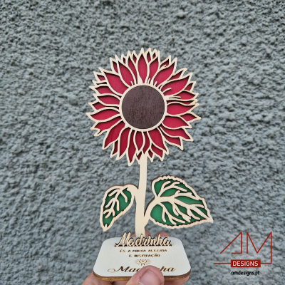 Adorno de girassol em madeira pintada com texto gravado na base