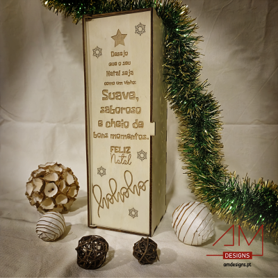 Caixa de madeira com mensagem de Natal gravada, guirlanda e esferas decorativas em fundo claro