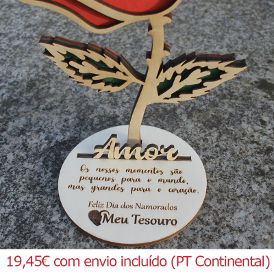 Peça decorativa de madeira em forma de rosa com mensagem gravada