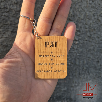 Chaveiro retangular em madeira com texto gravado e corrente metálica