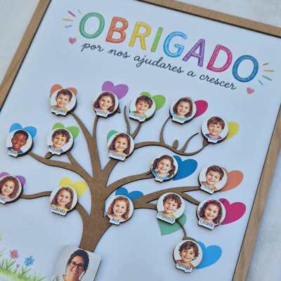 Quadro decorativo árvore da amizade com fotos de crianças e texto agradecimento.