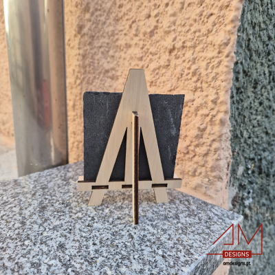 Mini cavalete de madeira com placa de ardósia e logótipo AM DESIGNS