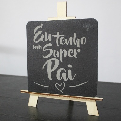 Quadro pequeno em ardósia com texto em branco 'Eu tenho um Super Pai'